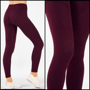 Fabletics Burgundy Mid-Rise Seamless Rib 7/8 Capri